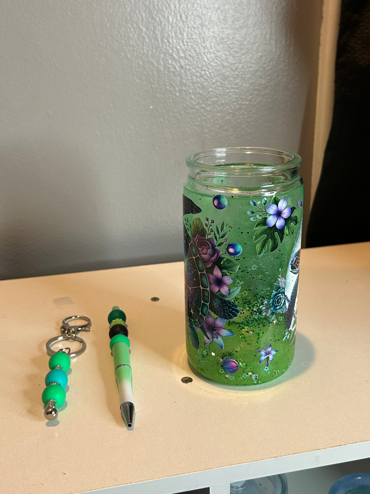 16oz Premade Green Floral Glitter Tumbler – Garden Sparkle Collection 💚✨